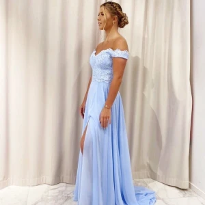 Balklänning  - En super drömmig balklänning💓köpt från Dressroomlinné. Använd en gång då vid min egna bal. Jag köpte den för 4500kr så kan diskutera pris. Skriv vid intresse så skickar jag mer bilder eller om du vill ställa frågor!😃🩷