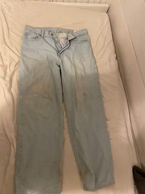 Ljusa jeans som kan ha lite slitage på nere på grund av längden men inget jag kan se. De är bara skitiga på bilden och inte slitna. Använda runt 4 gånger 