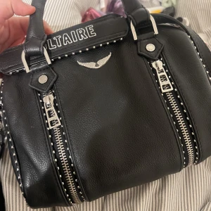 Zadig väska - Zadig SUNNY GRAINE - handväska - noir. Köpt för 15 dagar sen på Zalando, för 4025kr. Jag och min vän har råkat köpa likadana, därav säljer jag min för att köpa en annan modell. Bara seriösa köpare! Kommer inte sälja för under 3000kr🥰