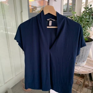 Topp HM - Mörkblå topp från HM ”Uppklädd” T-shirt  Använd Max 3 gånger Bra skick