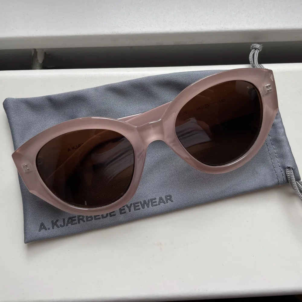 Rosa solglasögon från A kjaerbede, inga anmärkningar på dom då de mest legat i garderoben. Accessoarer.