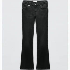 Zara lågmidjade bootcut jeans❤️‍🔥🫶💘 - Säljer dessa populära lågmidjade bootcut jeans från zara!!❤️‍🔥❤️‍🔥 Kommer inte till någon användning längre så därför säljer jag dom men perfekta nu till hösten💘🫶 Skriv för fler frågor eller bilder
