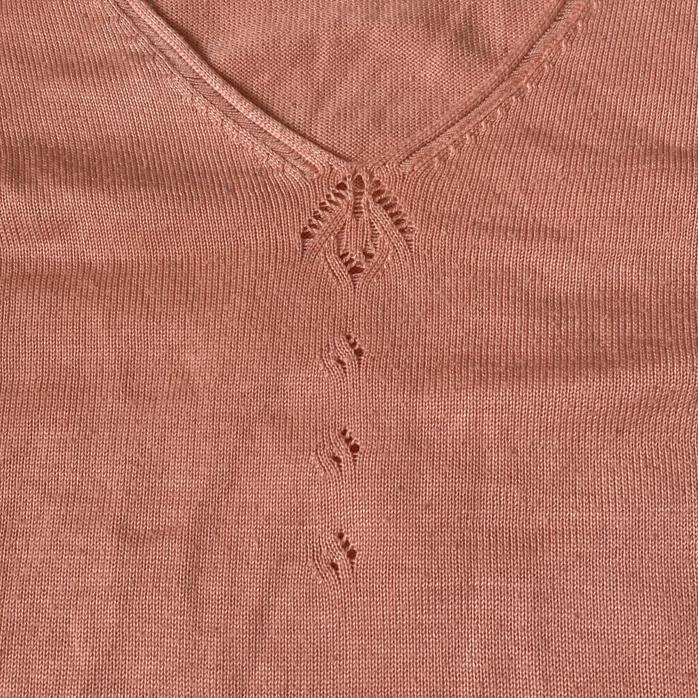 Lössittande tröja med ribbade detaljer på ärmarna i kragen och längst ner på tröjan. Toppar.