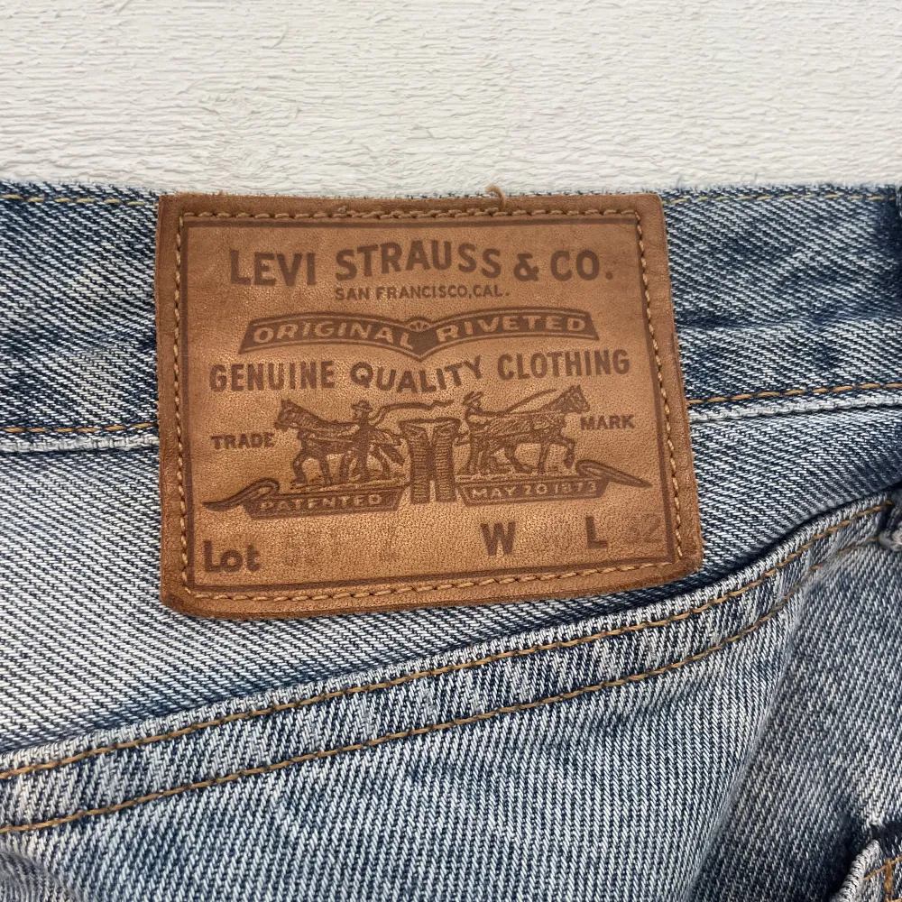 Säljer Levi’s ”551z Straight Fit” i ett mycket bra skick. 9/10. Nypris 1200kr. Säljer jeansen pga de inte passar. Kontakta mig för fler bilder eller frågor. . Jeans & Byxor.