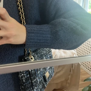 Väska - I princip oanvänd väska, köpt för några år sedan men endast legat i garderoben. Super fin och rymmer ganska mycket, samt justerbara band! 💓