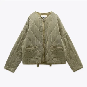 Zara Jacka Grön - Säljer denna skitsnygga Zara jackan som är slutsåld. Köpte av en tjej här på plick, jättefint skick. Säljer pga passade inte.