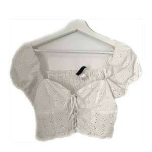 Vit croppad topp från Hm - Sällan använd, stretchigt typ i ryggen, prutbart pris, snörning på framsidan som går att göra tajtare och lösare