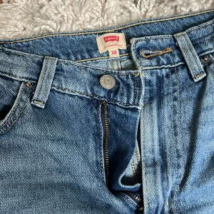 Levis baggy jeans  - Hej! Jag säljer mina Levis Wide leg super highwaisted jeans i storlek 38