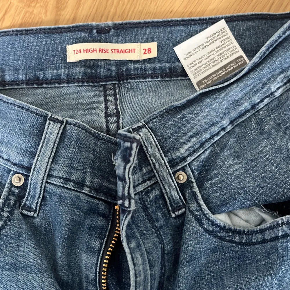 Hej! Jag säljer mina straight/ skinny fitted jeans från Levi’S i storleken 28 (EU 36). Jeans & Byxor.