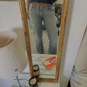 Jeans - Såååå snygga o unika lågmidjade jeans!!! Storlek W30 L31!🥰💗