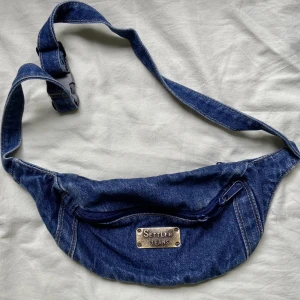 Magväska i jeans - Vintage magväska/axelväska i jeans! Köpt secondhand men i mycket gott skick. Justerbart axelband😄