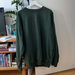 Sweater från brandy melville 💚 - Grön tjocktröja från brandy Melville. Har fickor. One size och har en oversize passform. Köpare står för fraktkostnad 🌿