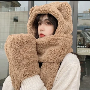 Fluffig vinter mössa - Säljer då den inte kommer till användning, skick 10/10 då jag typ aldrig använt den,  (färgen är pga ljuset så dont mind it) men ni får gärna skriva för fler bilder eller funderingar 😊