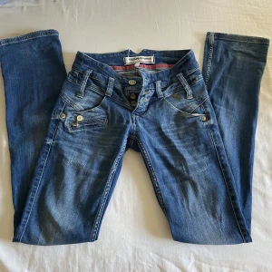 Low waist vintage jeans - Säljer dessa supersnygga vintage jeansen från Freeman T Porter” med 90tals känsla, endast pga att de inte används. Midjemåttet är ca 75 och Innerbenslängden ca 85🫶🏼 perfekt skick Dm för frågor/bilder, köpare står för frakt 📦 