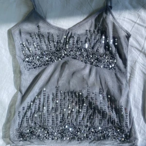 Grå paljett top - Grå paljet topp i meshtyg