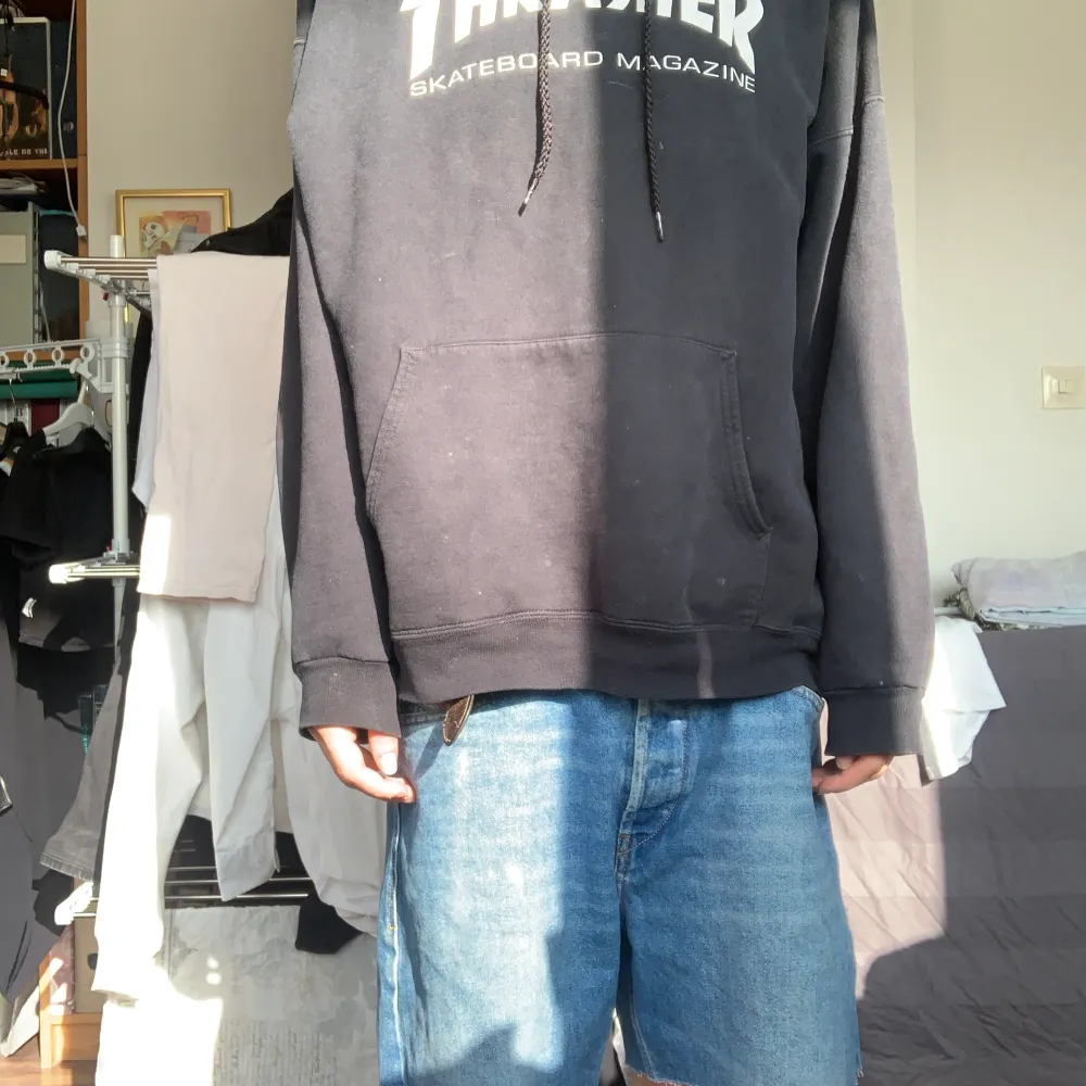 Oversized thrasher hoodie, vintage, jag är 183cm 64kg. Hoodies.