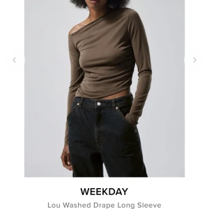 Draperad topp - Draperad långärmad topp från Weekday. Knappt använd och säljer därav🫶🏼Nypris 299