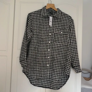 Hundtandsmönstrad skjorta Gina tricot - Hundtandsmönstrad skjorta/jacka från Gina Tricot. Oanvänd, prislapp kvar