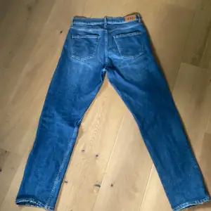 Säljer mina oscar jacobson jeans i modellen johan. storleken 31/32 jeansen är helt oanvända pris kan diskuteras