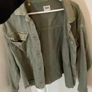 Jacka  - En militär grön ”jeans” jacka från zara köpt för ca 5-7 år sedan. Bra skick. Limmat på en textil stjärna för länge sedan med textilim. 