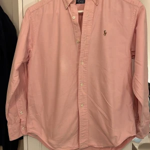 Ralph lauren skjorta  - Säljer en snygg Ralph lauren skjorta som är lite liten i armarna på mig som är ca 164cm, fint skick kan diskutera pris, skulle säga att strl är xs 