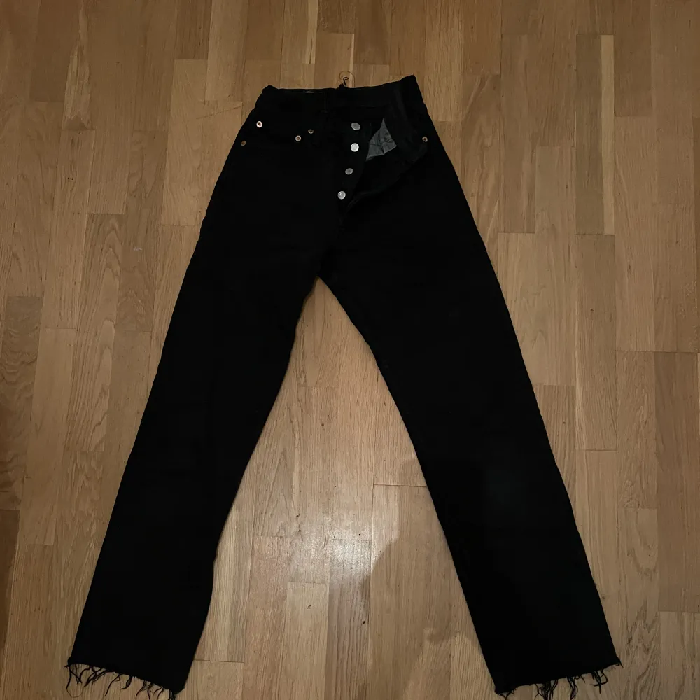 Vintage Levis 501 med fendimönster på ena fickan! Supercoola😍innerbenslängd 75cm. Jeans & Byxor.