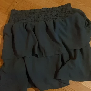 Grön volang kjol  - Kjol från Only, storlek M aldrig använd 