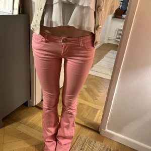 Snygga jeans! - Super söta rosa lågmidjade bootcut jeans från miss sixty!💕