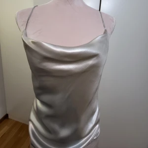 Silver linne - Siöver linne i satin i godskick. Köpt från hm! 