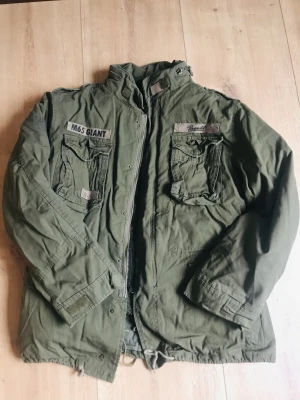 Vinterjacka Militärgrön Brandit  - Helt ny vinterjacka HERR, olivgrön militär.  Jackan går att använda utan den fodrade delen. Man kan ha vår, höst och vinter.   Pris på webbutik 1499 kr  Mitt pris 1000 kr. Packades upp idag och den är helt ny.  
