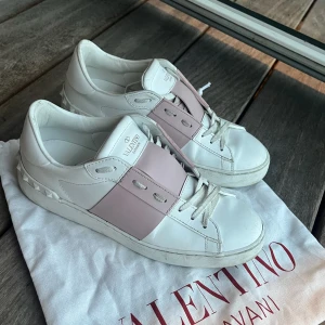 Valentino skor storlek 39 - Säljer mina Valentino skor i storlek 39🩷🌼 använda ett fåtal gånger och dustbag ingår🩷(Köp direkt för 3200)