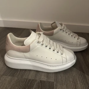 Alexander mcqueen sneakers - Sneakers från alexander mqueen k storlek 36,5. Sparsamt använda och kommer med orginalbox, dustbag, kvitto samt nya skosnören. Nypris ca 5400kr