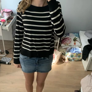Randig tröja - Mycket bra skick, bara ett litet hål på baksidan av tröjan som knappt syns(se bild 3). 