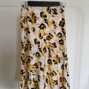 Satinkjol  - Superfin satinkjol från Lindex i storlek S. En rispa finns vilket ses på bild 3, i övrigt i fint skick! 