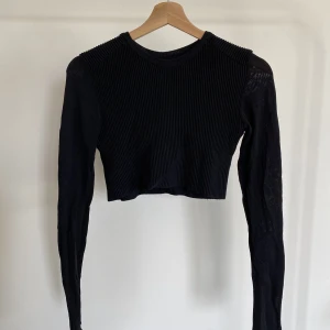 Croptop - Snygg svart långärmad croptop. Perfekt för fest! Fint skick. Köpt på weekdays-secondhand och är omärkt. Storlek 34/36. 
