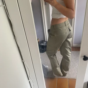 Low waist cargos  - Säljer mina endast testade cargo byxor! Helt i nyskick💕
