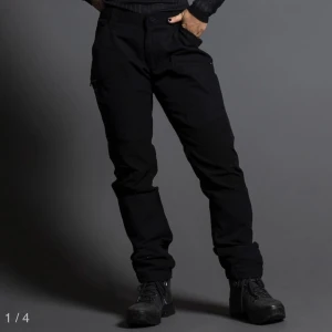 Funktionsbyxa från Lager 157 - Svarta funktionsbyxor från Lager 157! Använda ett fåtal gånger, inga defekter🖤Köpta för 400kr! 