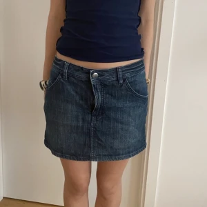 Jeanskjol - Jättefin jeanskjol köpt på vinted, säljer då den satt lite för tight på mig. I storlek 40 men skulle säga att den passar stl 36-40 (Bilderna är lånade)