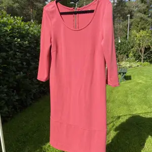 En klänning i den mest perfekta rosa färgen från Soaked i storlek S. Den är i fint skick! 