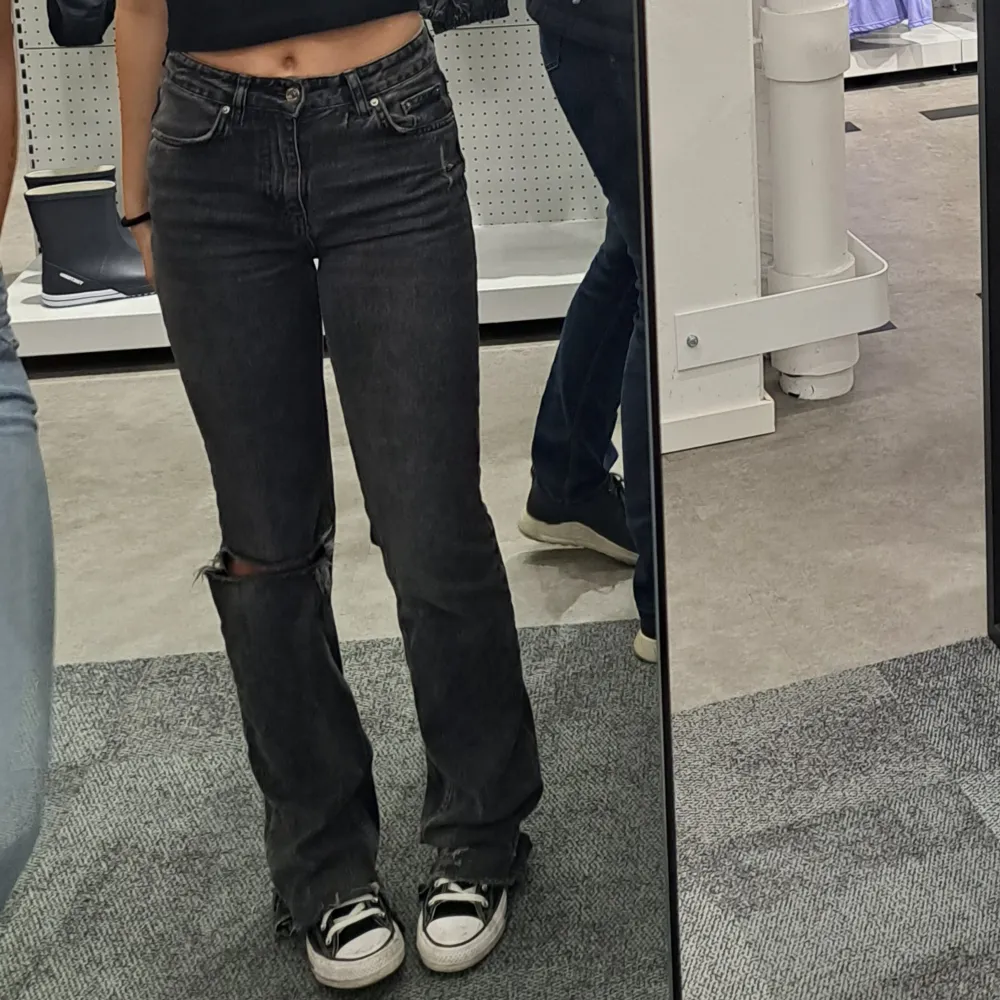 Ett par super snygga jeans från gina som inte kommer till användning längre. Har ett litet hål under gylfen som knappt syns och går att sy igen (se bild 3). Ny pris 500kr, kontakta vid intresse💕😊. Jeans & Byxor.