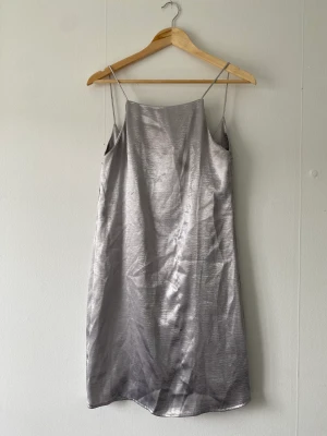 Klänning - Köparen står för frakten. 