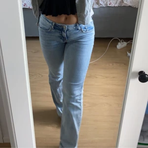 H&M Low waist flare - Slutsålda H&M Low waist flare jeans i storlek 36. Endast använda 2 gånger, inga defekter eller tecken på att de är använda. Nypris 250. 
