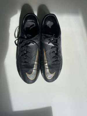 Fotbollskor - Säljer ett par Nike Phantom GT2 academy MG. Använda 1 säsong och är i bra skick. 400kr + frakt!