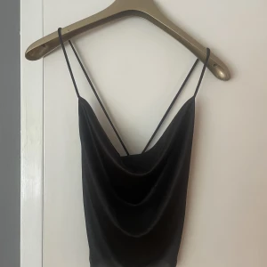 Festtopp  - Jättefin topp från bikbok med knytning på ryggen