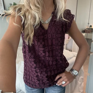 Vinröd blus - vinröd blus från Holly&White, super söt perfekt färg till hösten! Passar Xs-S. Möts i Sthlm eller fraktar💕✨