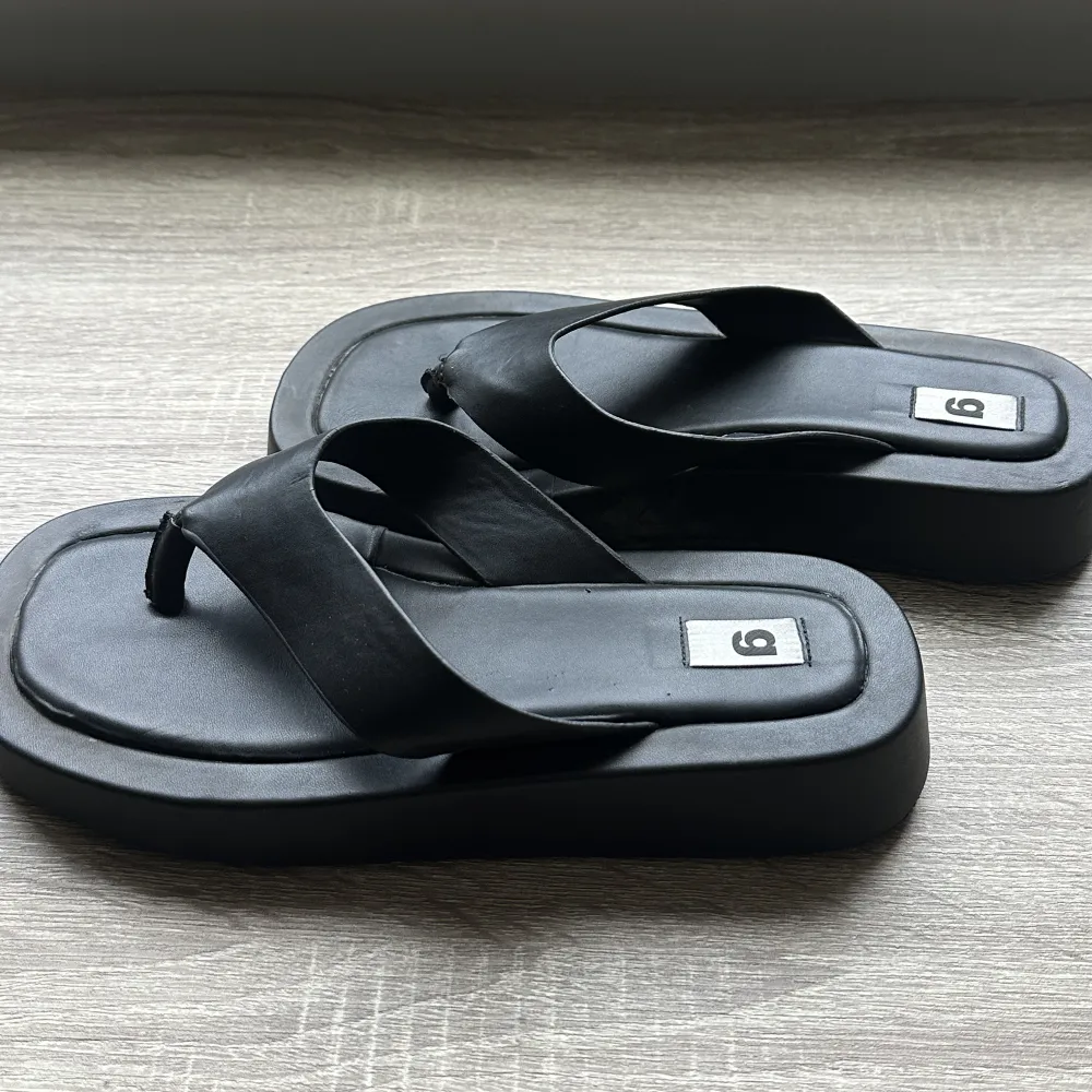 Svarta sandaler/flip-flops från Gina Tricot med hög sula. Endast använda en gång. Skor.