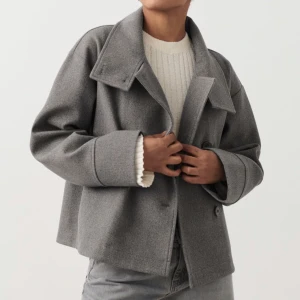 Grå kappa - Säljer den populära jackan från Gina i storlek S, har endast använt jackan två eller tre gånger så den är i nyskick 🤍🫶🏻