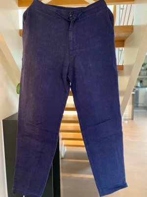 THESE GLORY DAYS LINNEBYXA - Säljer ett par marinblåa linnebyxor från Volts egna märke THESE GLORY DAYS, säljer pga för små, storlek herr 44/xs. Nypris 700kr mitt pris 199kr💥