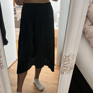 Kjol  - Svart kjol från ginatricot, sparsamt använd 