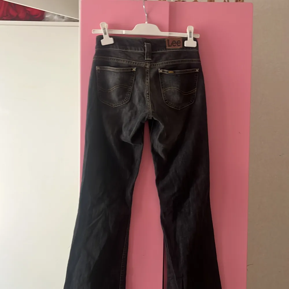 Snygga lee jeans säljs pga att dom blev för små. Nypris 1100kr. Priset kan diskuteras.. Jeans & Byxor.